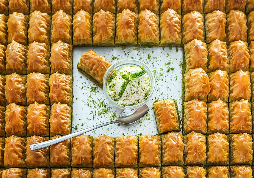 Baklava op plaat met lepel en bakje