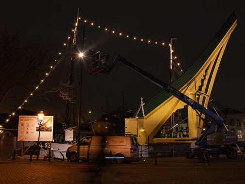 De kraan verlicht in de avond