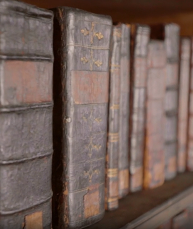 Foto van boekenplank met hirstorische joodse boeken