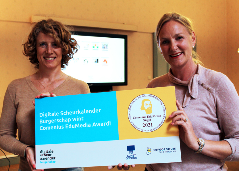 twee vrouwen houden een award vast