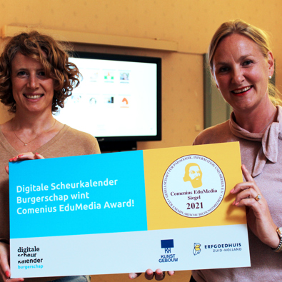 twee vrouwen houden een award vast