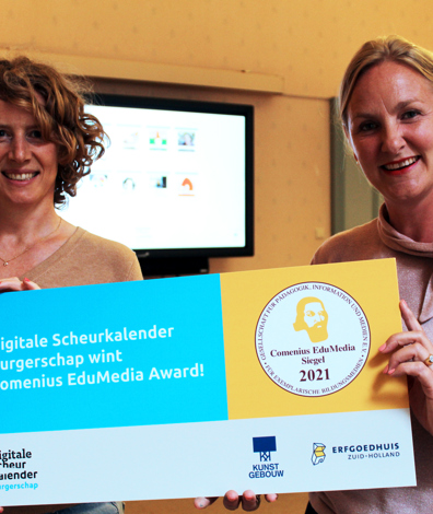 twee vrouwen houden een award vast