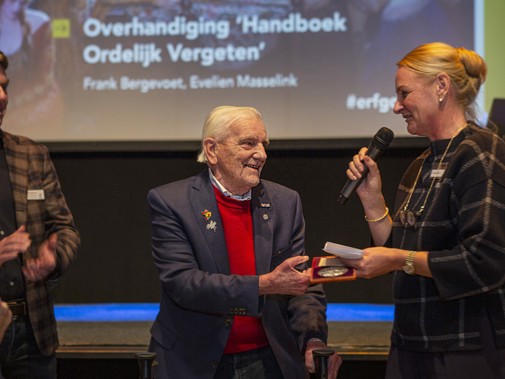 Jan Anderson komt met een verrassing: een zilveren penning van het Meisjeshuis. Foto: Floris Scheplitz