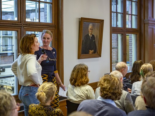 Vragen uit het publiek. Foto: Floris Scheplitz