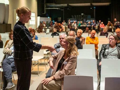 Opnieuw was er ruimte voor vragen uit de zaal. Foto: Floris Scheplitz