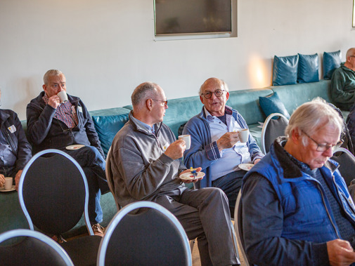 Iedereen zoekt een plekje met een kopje koffie of thee voordat het programma van start gaat. Foto: Floris Scheplitz