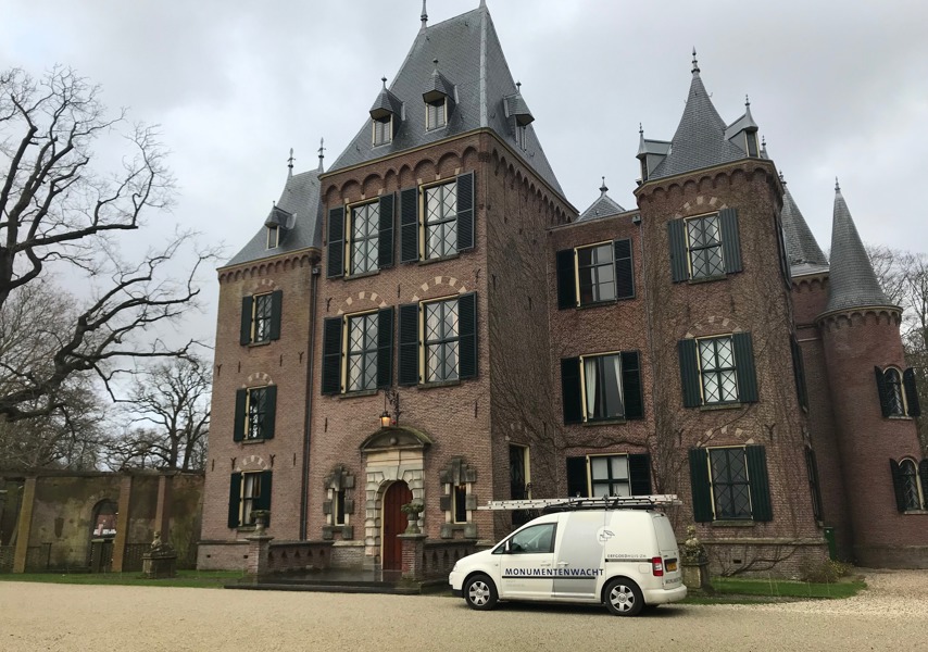 Busje van de monumentenwacht staat geparkeerd voor een kasteel tijdens de inspectie