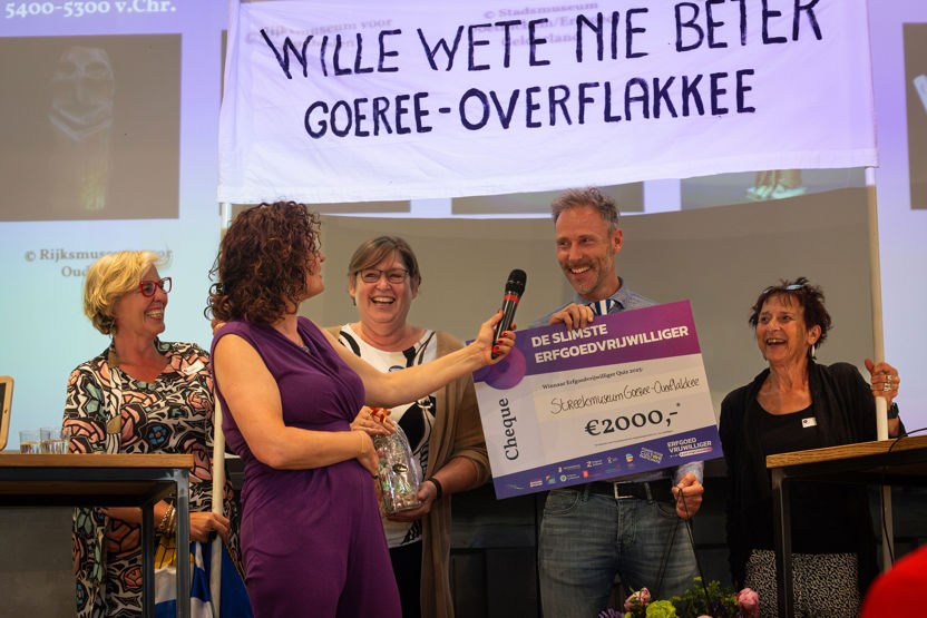 Bertrand en Anneke kregen de titel ‘De Slimste Erfgoedvrijwilliger’ en gingen naar huis met een mooie prijs voor ‘hun’ streekmuseum Goeree-Overflakkee. Foto: Kim Kok