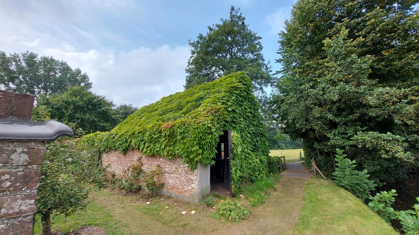 Moestuin met stenen tuiniersschuurtje