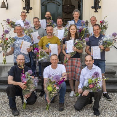 Foto van de geslaagden met Matijs Kwant (rechtsboven), Marco Brunt en Esther Eenhuizen (midden) en docent Leo Bredie (midden-onder) (Foto: René van den Burg)