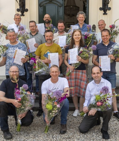 Foto van de geslaagden met Matijs Kwant (rechtsboven), Marco Brunt en Esther Eenhuizen (midden) en docent Leo Bredie (midden-onder) (Foto: René van den Burg)