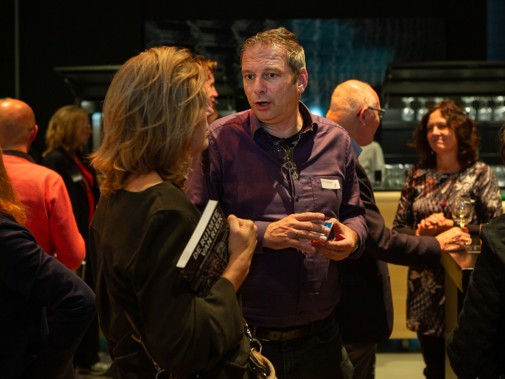 Na de afsluiting is het tijd om bij te kletsen over de dag tijdens de borrel. Foto: Floris Scheplitz