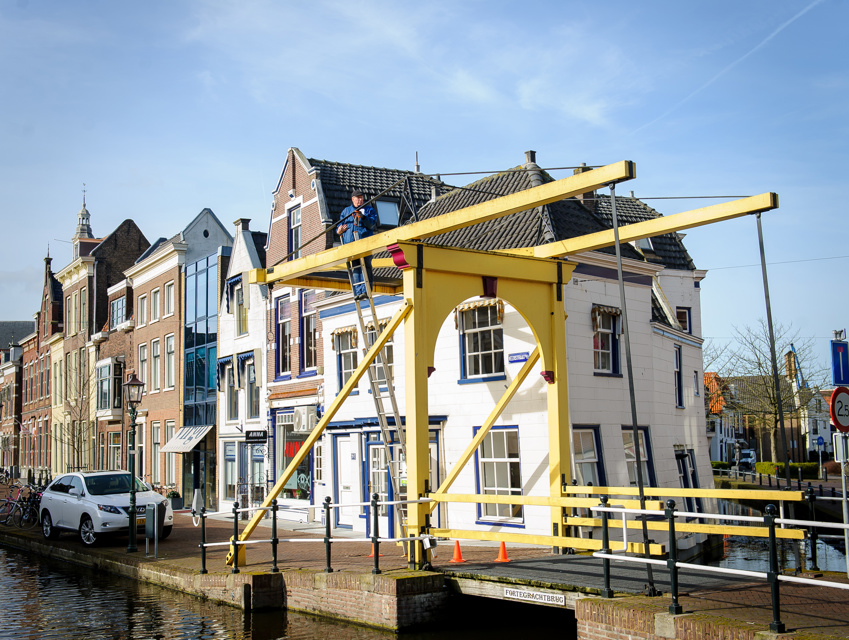 Inspecteur aan het werk op gele brug