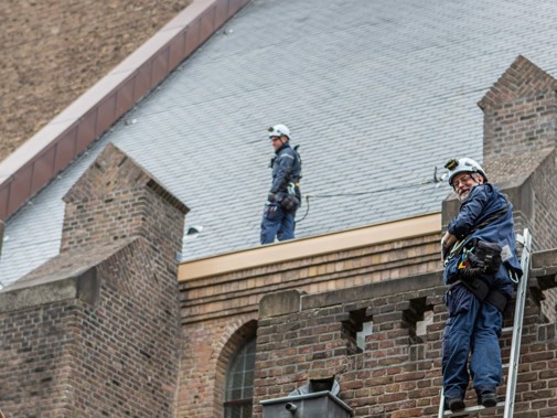 Inspectie door Matijs Kwant (l) en Jos van Leeuwen (r) Monumentenwacht Zuid-Holland (Foto Floris Scheplitz)