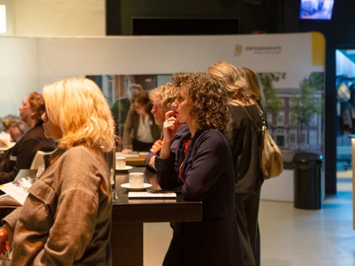 Ook achterin de zaal wordt er aandachtig geluisterd. Foto: Floris Scheplitz