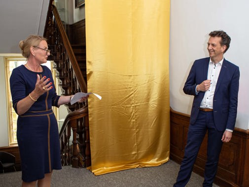 Marielle Hendriks, directeur-bestuurder Erfgoedhuis Zuid-Holland, en Delfts wethouder van cultuur Frank van Vliet (Foto: Marco Zwinkels / Erfgoedhuis Zuid-Holland)