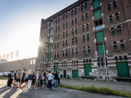 Groep staat voor Pakhuis Santos in Rotterdam