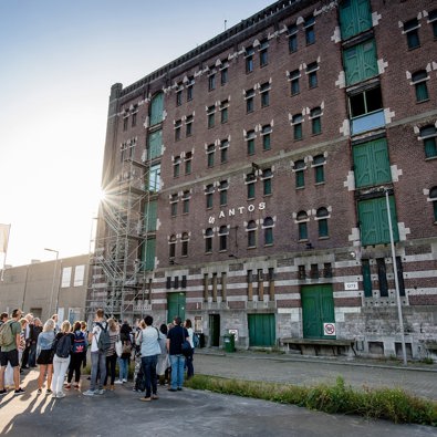 Groep staat voor Pakhuis Santos in Rotterdam