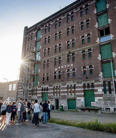 Groep staat voor Pakhuis Santos in Rotterdam