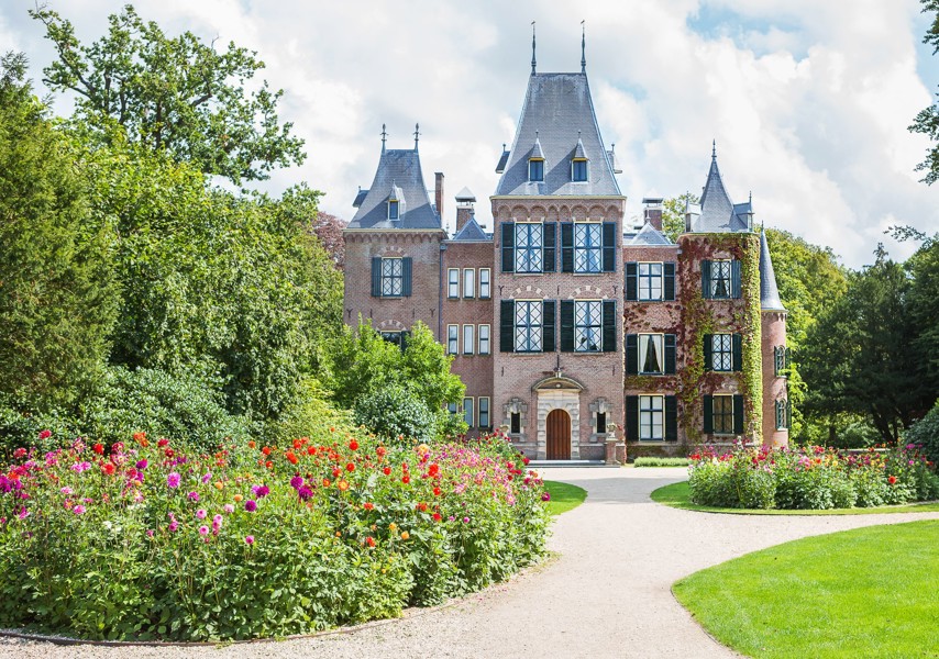 Kasteel en kasteeltuin met rode bloemen