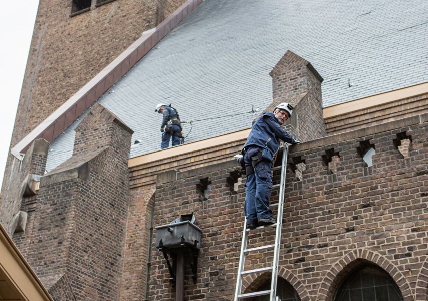 Monumentenwachters op het dak van de kerk