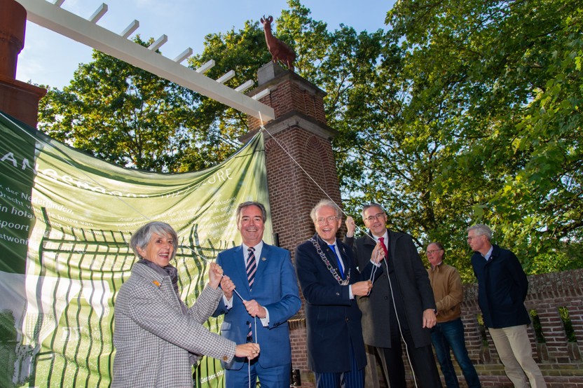 Foto van de onthulling, v.l.n.r.: Georgette Leltz, Meindert Stolk, Leendert de Lange en Ronald Zoutendijk. Foto: Patrick Kop