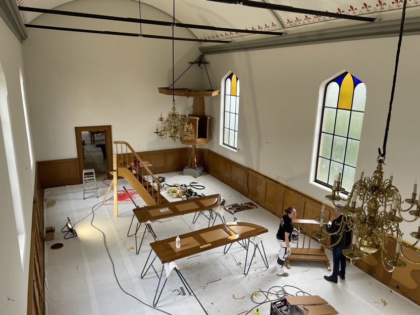 Interieur van een kerk wordt gerestaureerd