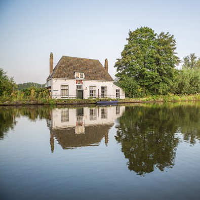 Wit huisje aan rivier