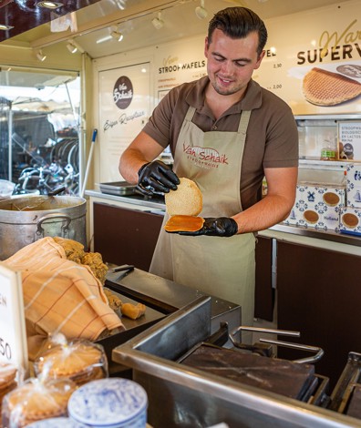 Man bakt stroopwafels in kraam