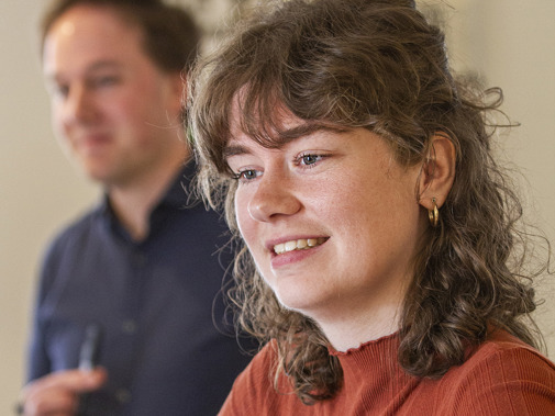 Samen op zoek naar nieuwe vrijwilligers, voorjaar 2024. Adviseur Janneke van Es. op de achtergrond Rowan Huiskes (Foto: Floris Scheplitz / Erfgoedhuis Zuid-Holland)