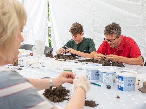 Bigbaggen in Heinenoord tijdens de Nationale Archeologiedagen 2023 (Foto: Floris Scheplitz / Erfgoedhuis Zuid-Holland)