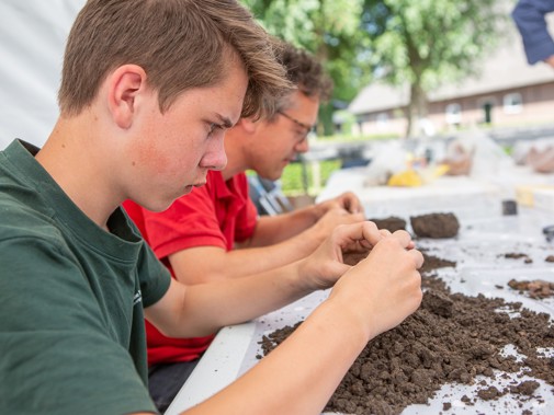 Bigbaggen in Heinenoord tijdens de Nationale Archeologiedagen 2023 (Foto: Floris Scheplitz / Erfgoedhuis Zuid-Holland)