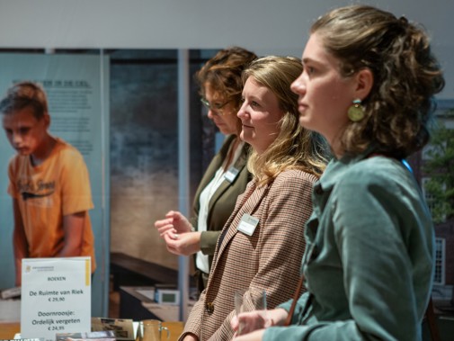 Bij de infobalie kon ook het boek