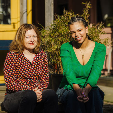 Onderzoeksjournalist en dialectonderzoeker Mathilde Jansen en actrice Charlene Sancho (foto: Florentien van der Marck)