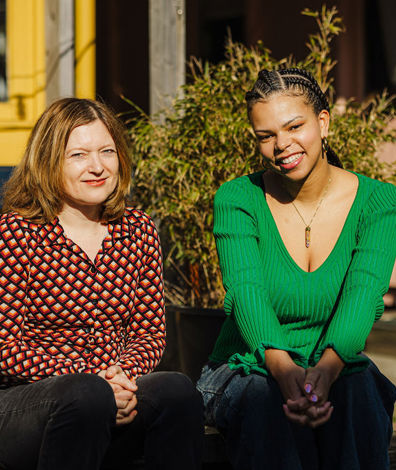 Onderzoeksjournalist en dialectonderzoeker Mathilde Jansen en actrice Charlene Sancho (foto: Florentien van der Marck)