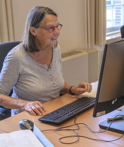 Erfgoedvrijwilligers van het BHIC aan de slag achter de computer (Foto: Ben Nienhuis)