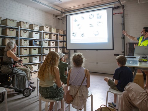 Aan de slag met echte vondsten bij Erfgoed Delft tijdens de Nationale Archeologiedagen 2023 (Foto: Floris Scheplitz / Erfgoedhuis Zuid-Holland)