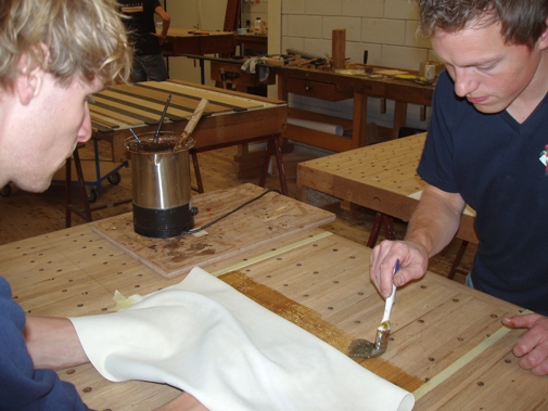 Twee mannen werken aan de restauratie van een orgel