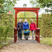 Mensen met kruiwagen lopen brug op Landgoed Buitenplaats Huygens