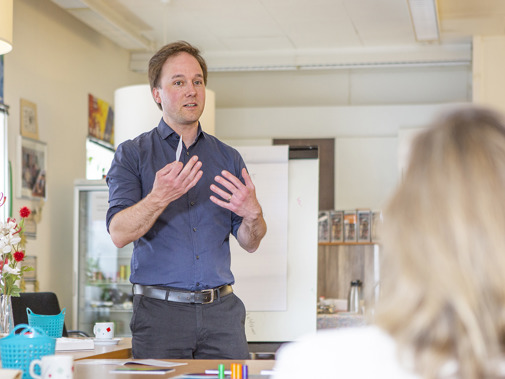 Samen op zoek naar nieuwe vrijwilligers, voorjaar 2024. Adviseur Rowan Huiskes. (Foto: Floris Scheplitz / Erfgoedhuis Zuid-Holland)