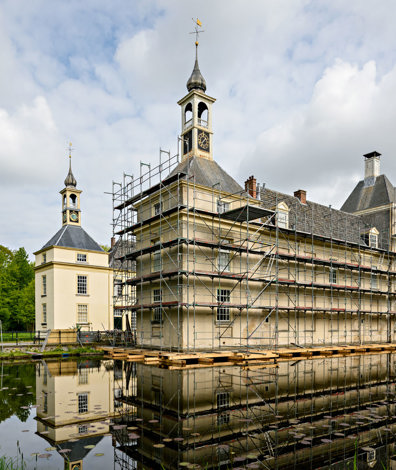 kasteel met slotgracht staat ingebouwd met steigers