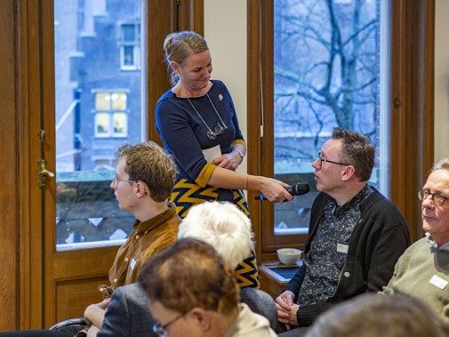 Vragen vanuit het publiek. Foto: Floris Scheplitz