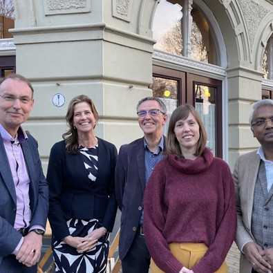 Raad van Toezicht van Erfgoedhuis Zuid-Holland, met van links naar rechts: Theo Edel, Irma Wooning, Chris van Koppen, Lotte Ravenhorst en Vijay Gangadin.