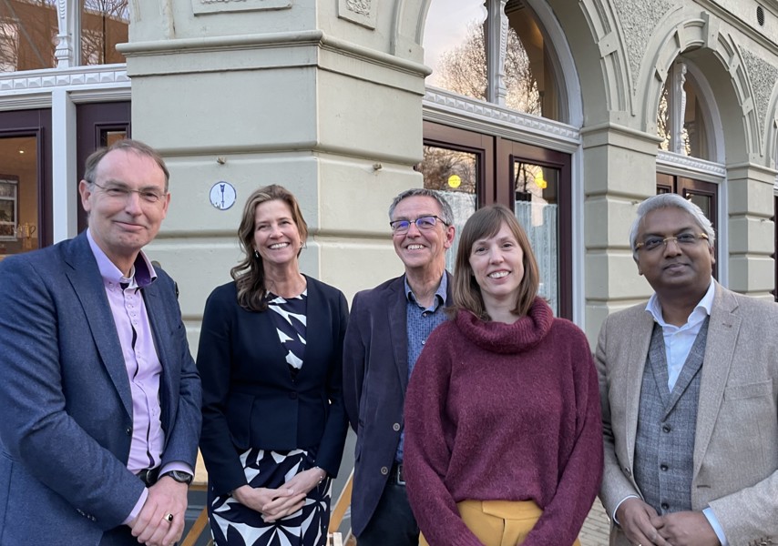 Raad van Toezicht van Erfgoedhuis Zuid-Holland, met van links naar rechts: Theo Edel, Irma Wooning, Chris van Koppen, Lotte Ravenhorst en Vijay Gangadin.