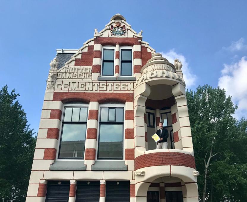 Vincent Taapken ontvangt het Compliment voor het Monument.