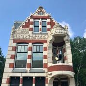 Vincent Taapken ontvangt het Compliment voor het Monument.