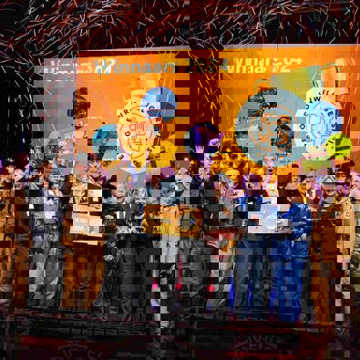 De winnaars van de erefgoedvrijwilligersprijs 2024: juichend en met confetti