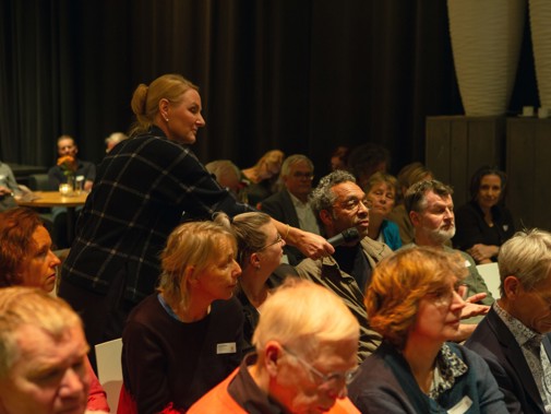 Vragen vanuit het publiek aan Dominic Schrijer. Foto: Floris Scheplitz