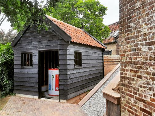 De vrijwilligers hebben in samenwerking met de aannemer zelf een schuurtje geplaatst t.b.v. de sanitaire voorzieningen en de opslag van materialen.