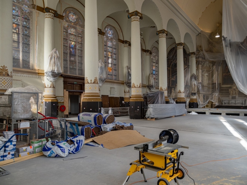 Bouwmaterialen liggen in het interieur van een kerk